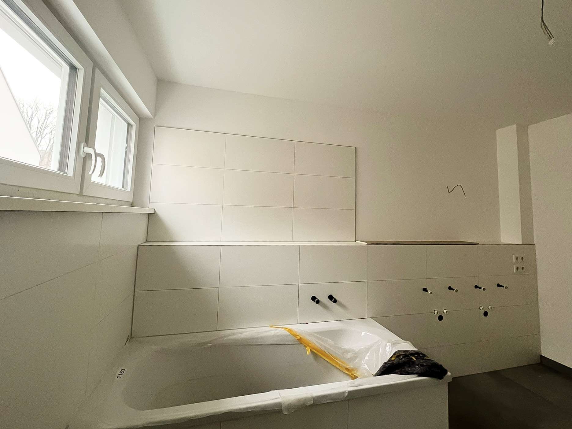 Badezimmer mit Badewanne und Dusche - Referenzbild