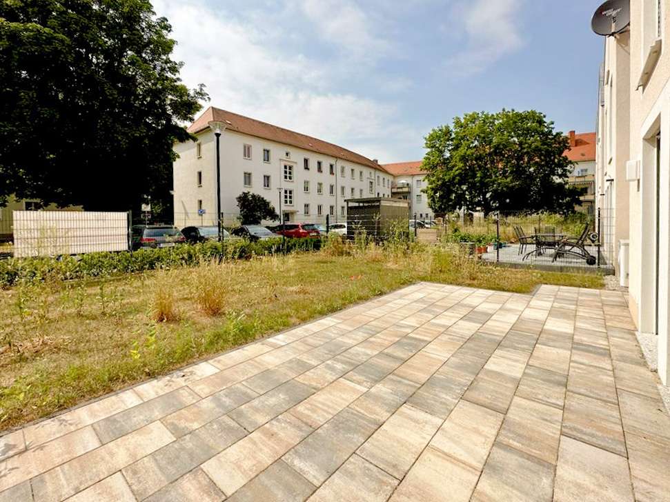 Großzügige Terrasse mit Garten - Referenzbild