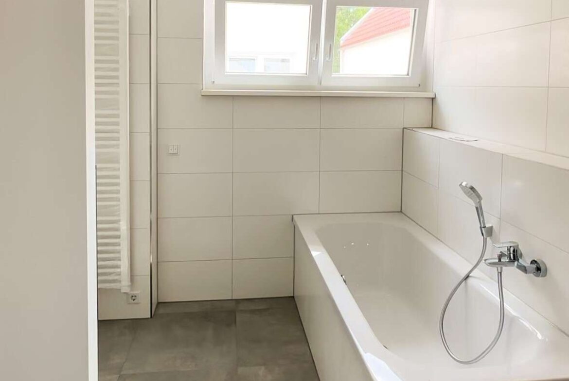 Tageslicht-Badezimmer mit Badewanne