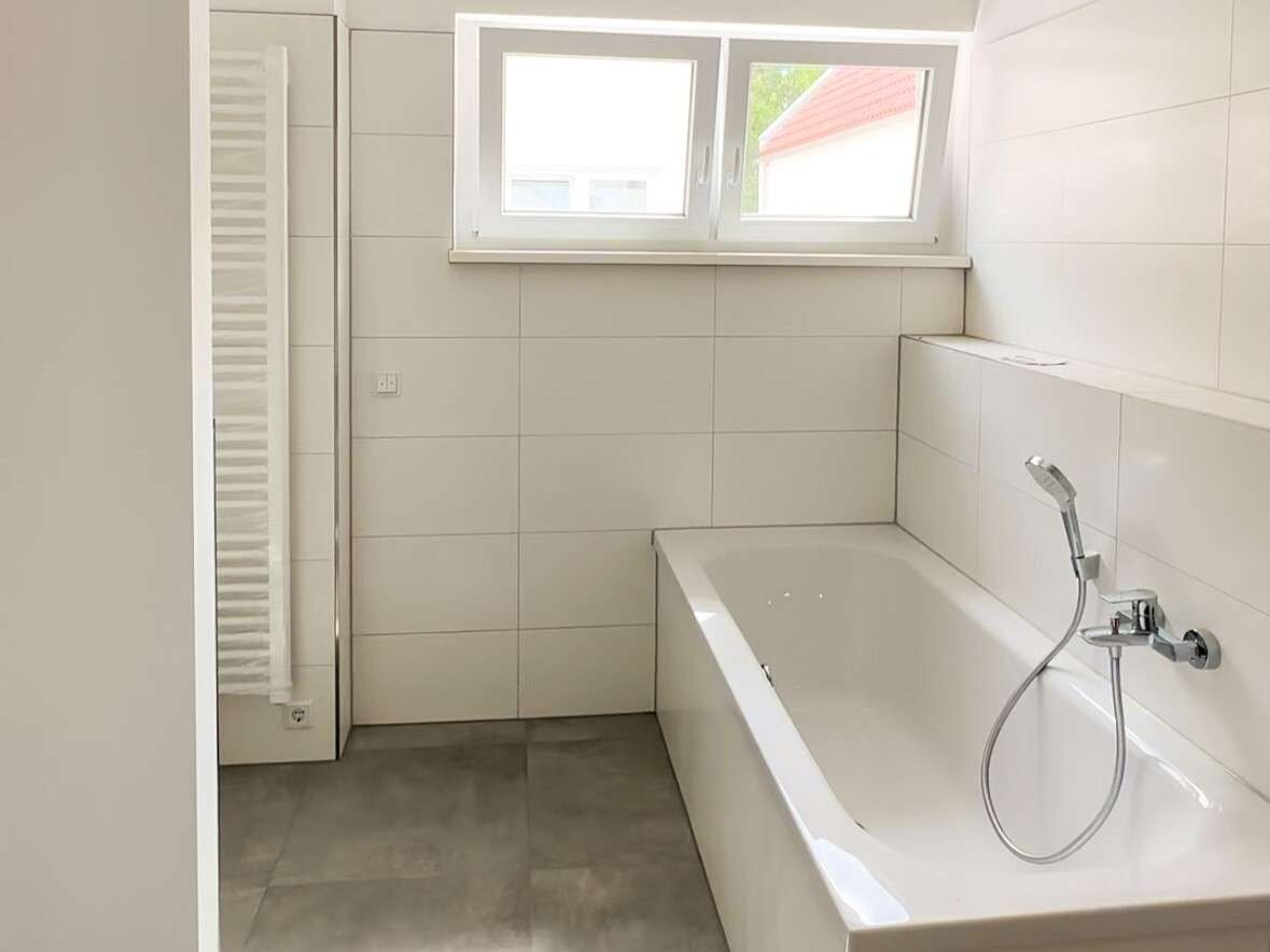 Tageslicht-Badezimmer mit Badewanne