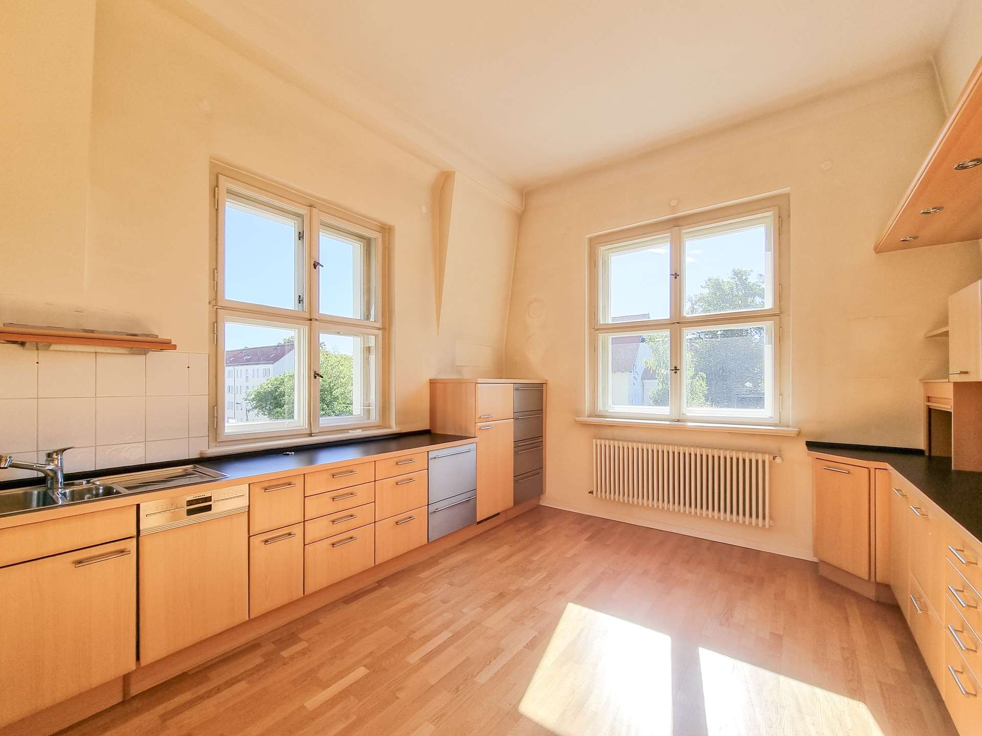 Küche mit Einbauküche