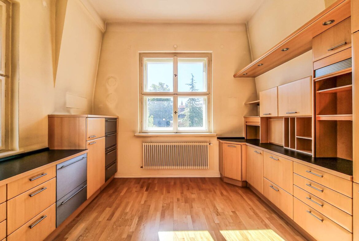 Küche mit Einbauküche