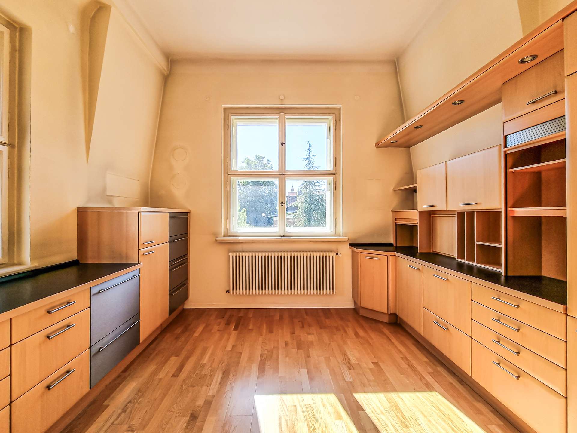 Küche mit Einbauküche