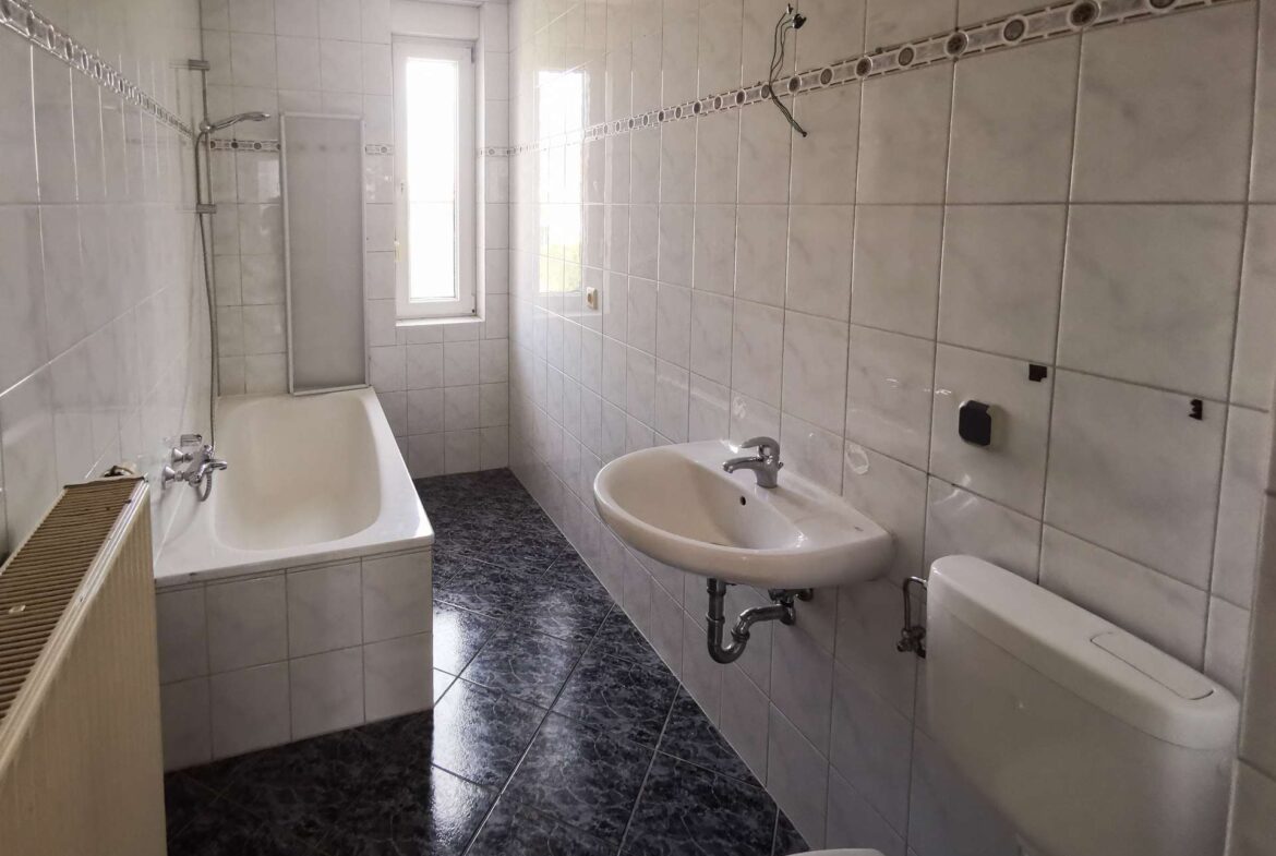 Tageslichtbad mit Wanne und WC