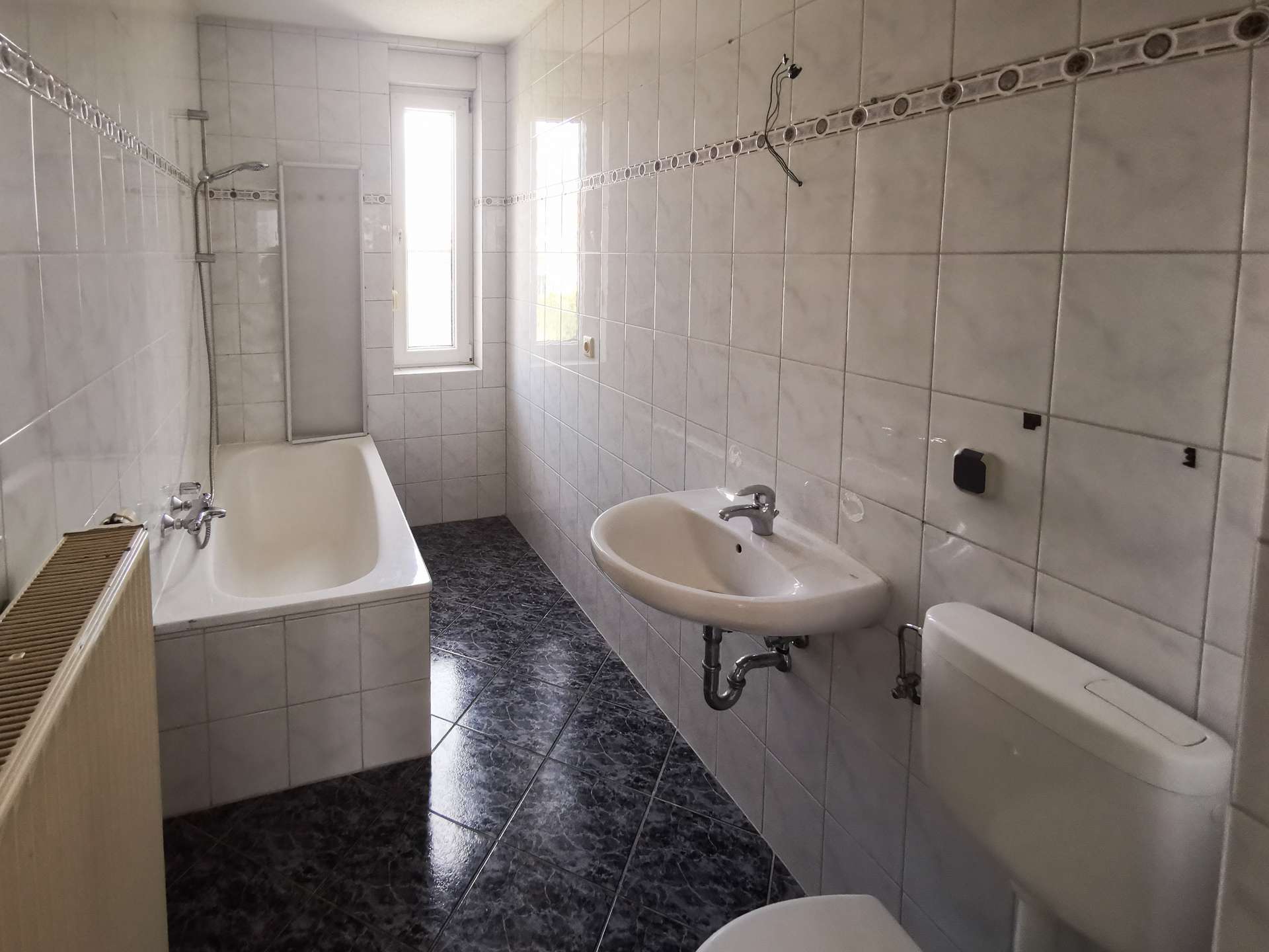Tageslichtbad mit Wanne und WC