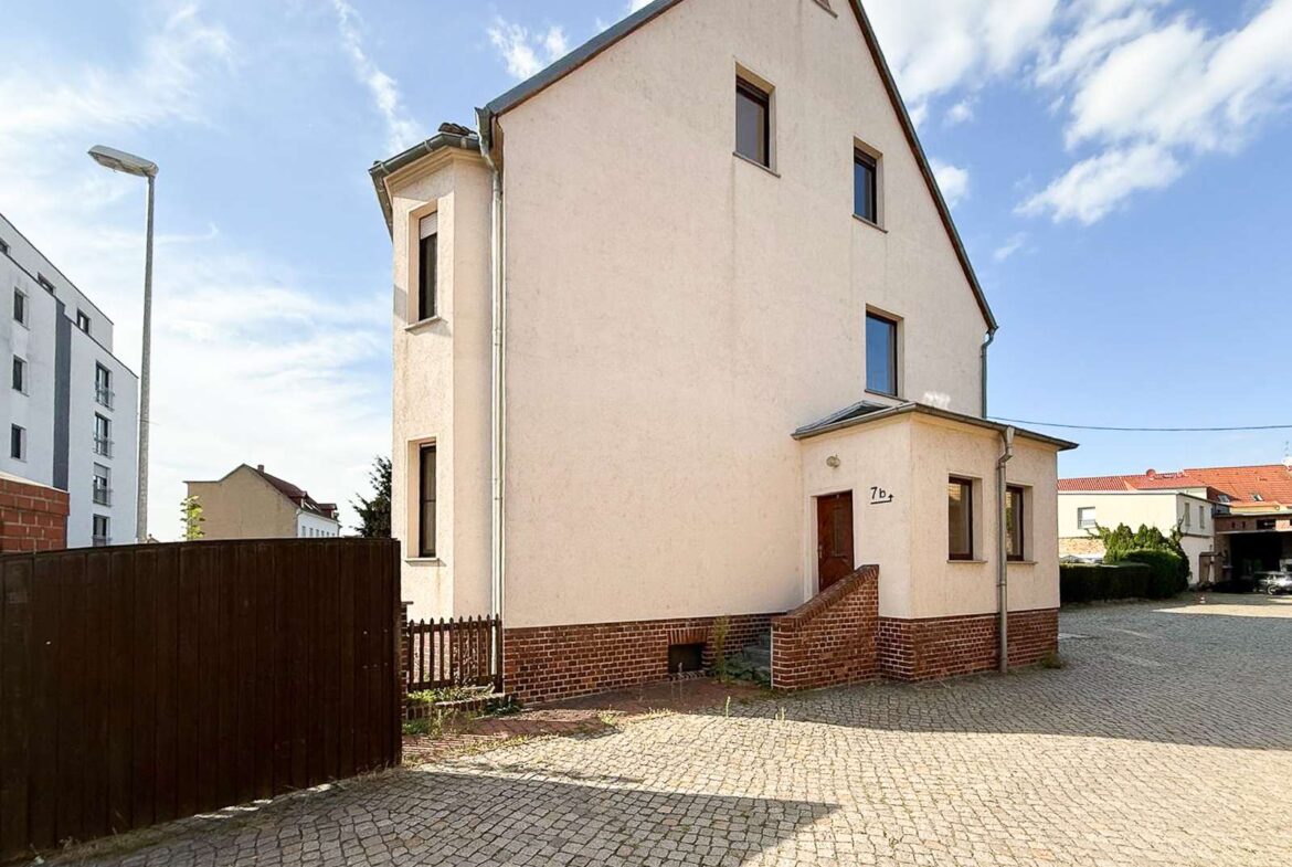 Hausansicht mit Vordereingang