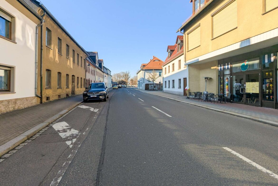 Haus33_Vor dem Eiscafe