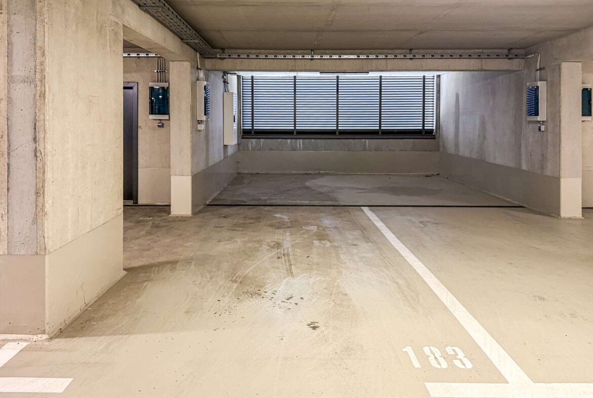Sehr großer Parkplatz 