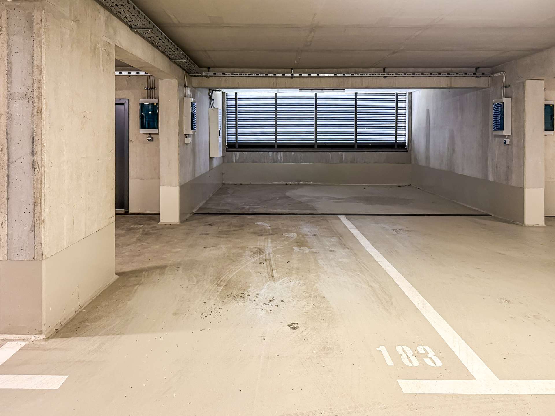 Sehr großer Parkplatz 
