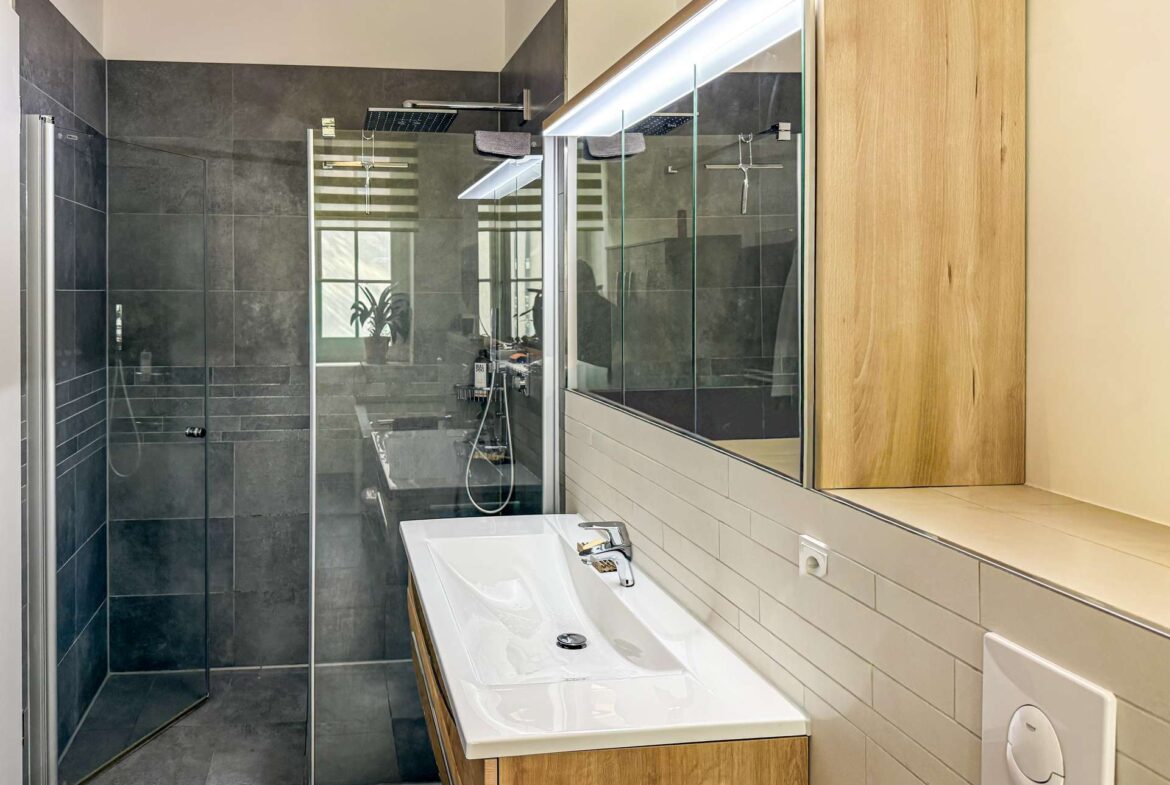 Mit Dusche und Wanne