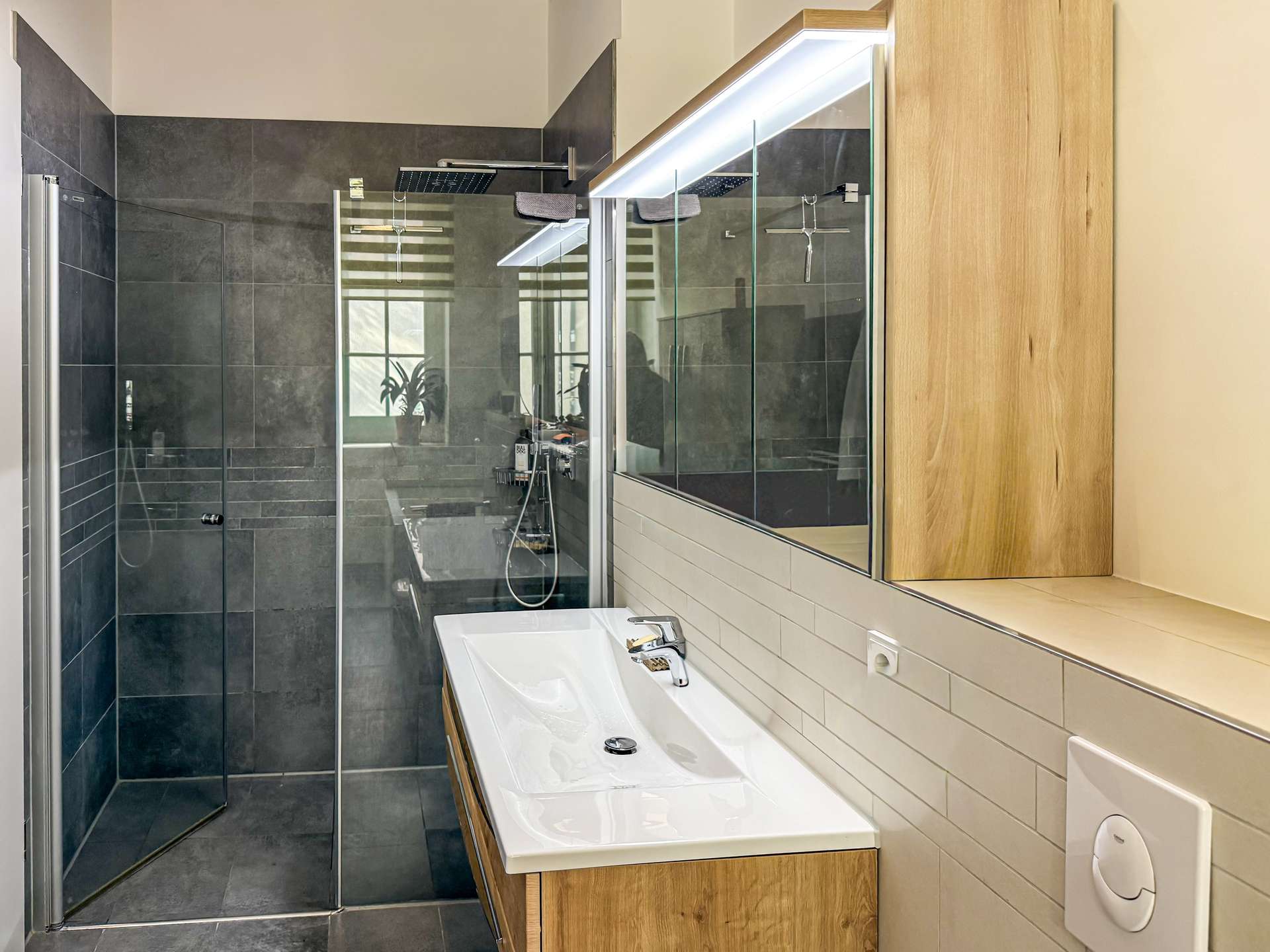 Mit Dusche und Wanne