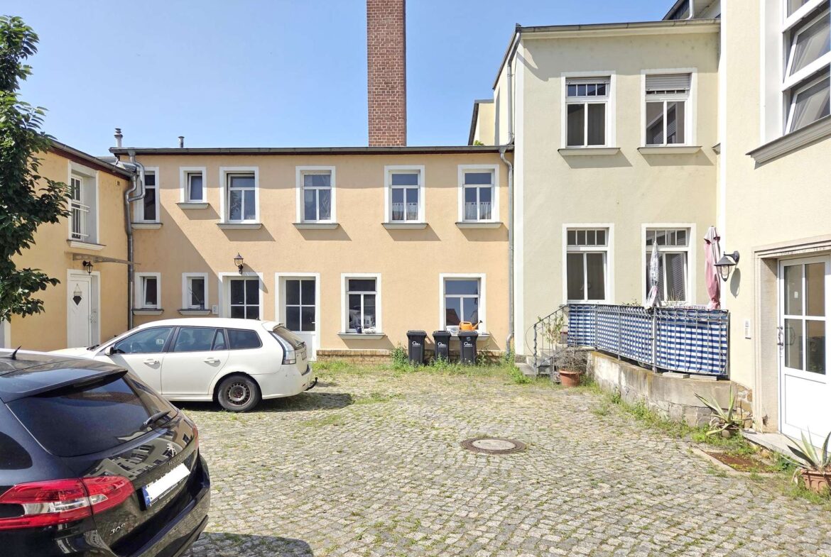 Seitengebäude + Stellplätze
