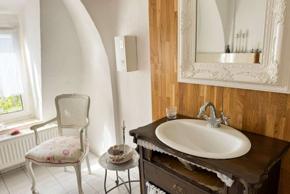 Badezimmer mit Waschtisch und Spiegel