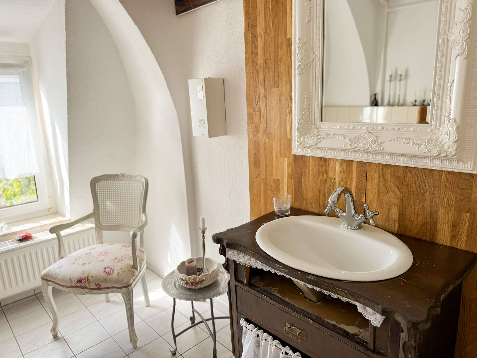 Badezimmer mit Waschtisch und Spiegel