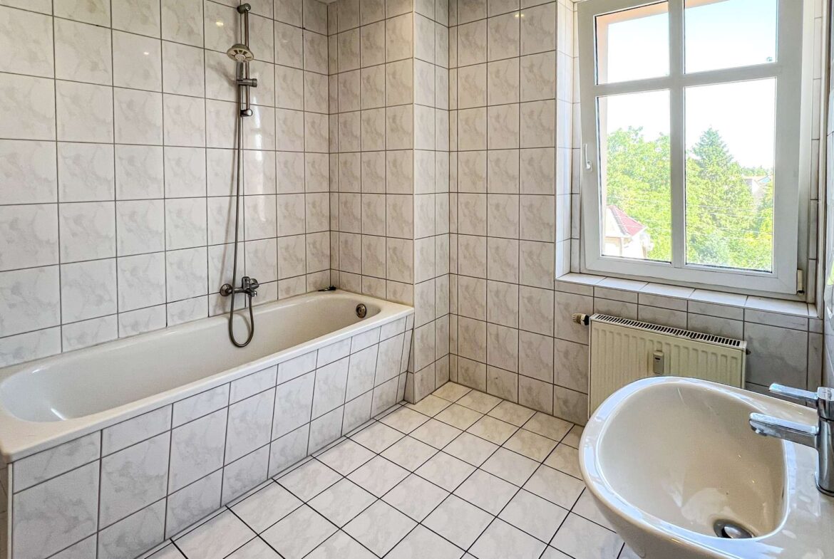 Tageslichtbad mit Wanne