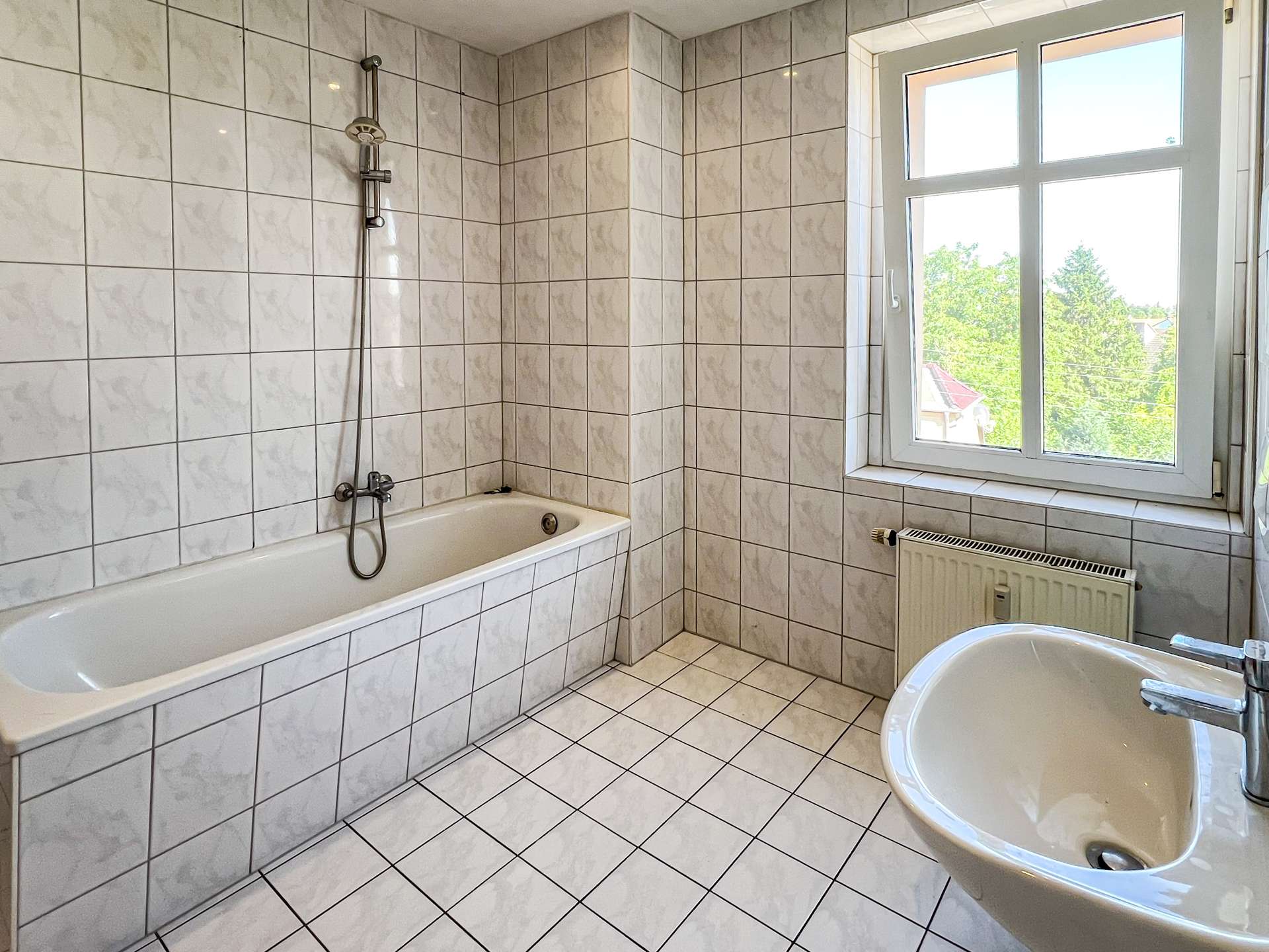 Tageslichtbad mit Wanne