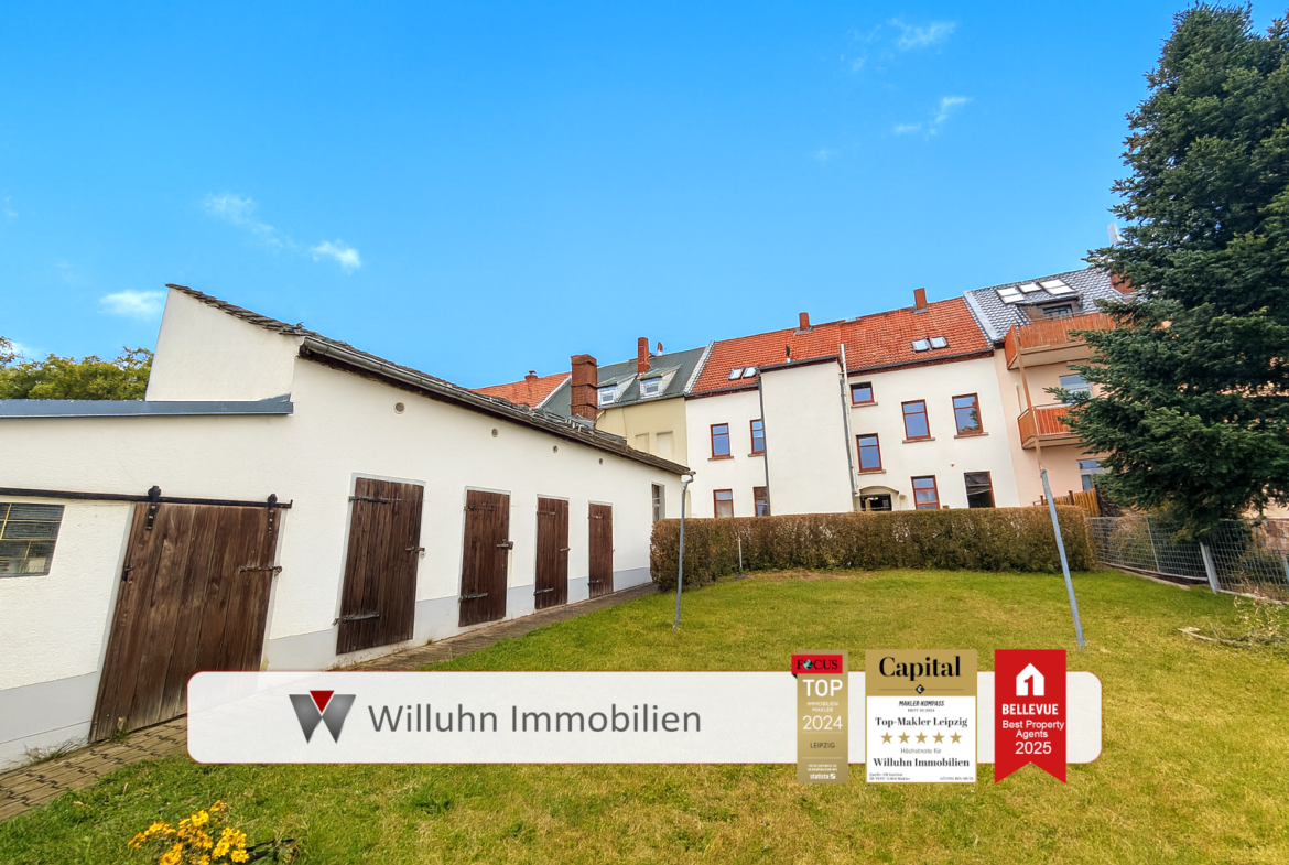 Grüner Garten hinter dem Haus