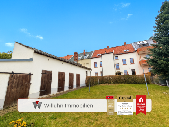 Grüner Garten hinter dem Haus