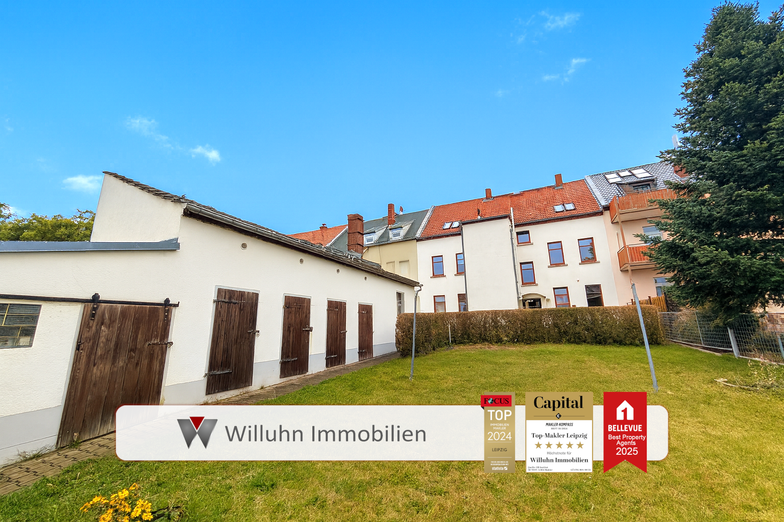 Grüner Garten hinter dem Haus