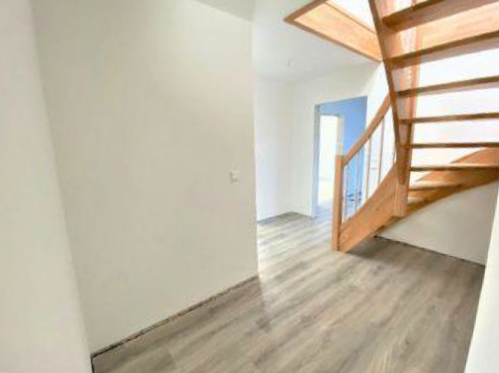 Musterwohnung Flur mit Treppenaufgang