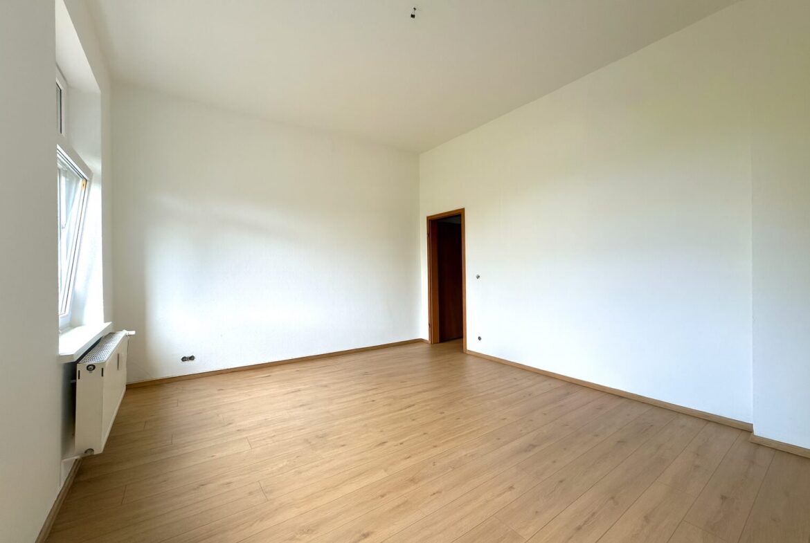 Arbeitszimmer mit Zugang zum Abstellraum