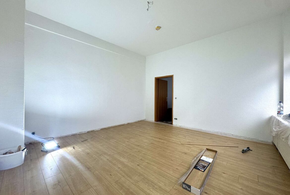 Wohnzimmer mit neuem Laminat