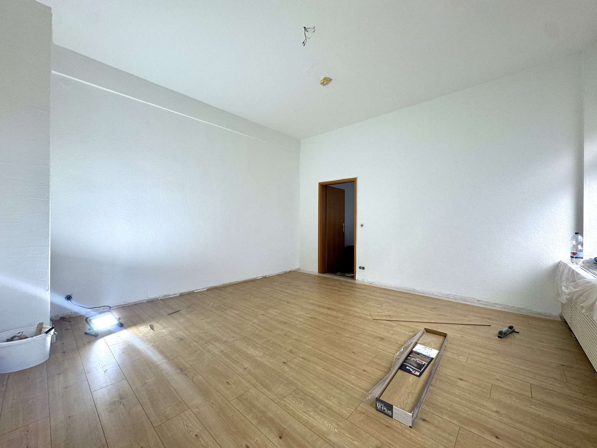 Wohnzimmer mit neuem Laminat