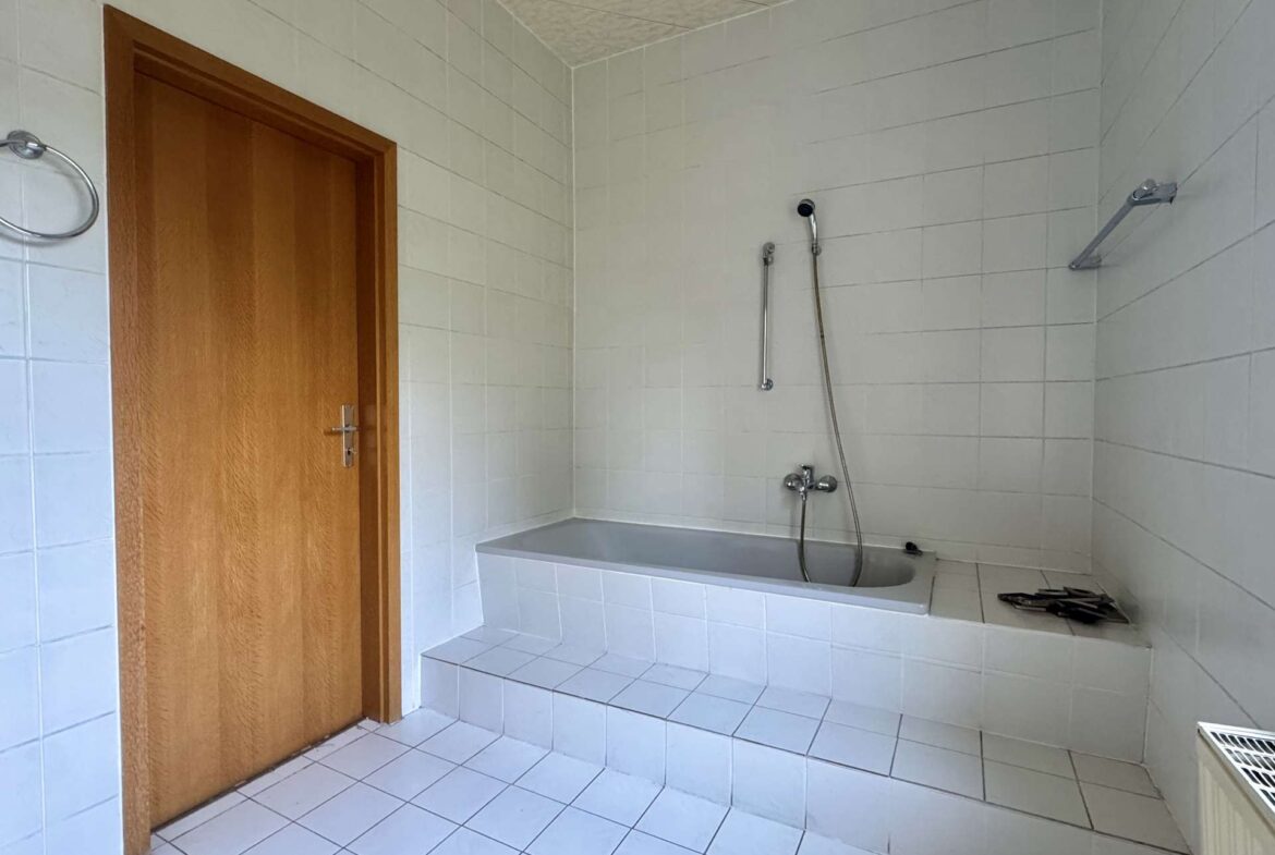 Tageslichtbad mit Wanne