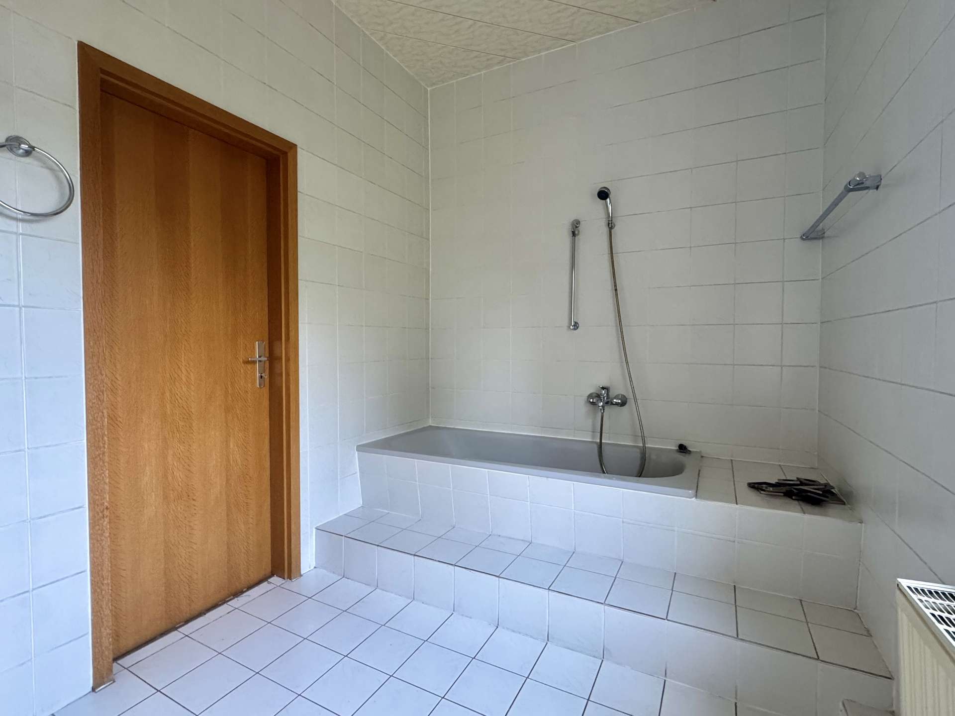 Tageslichtbad mit Wanne