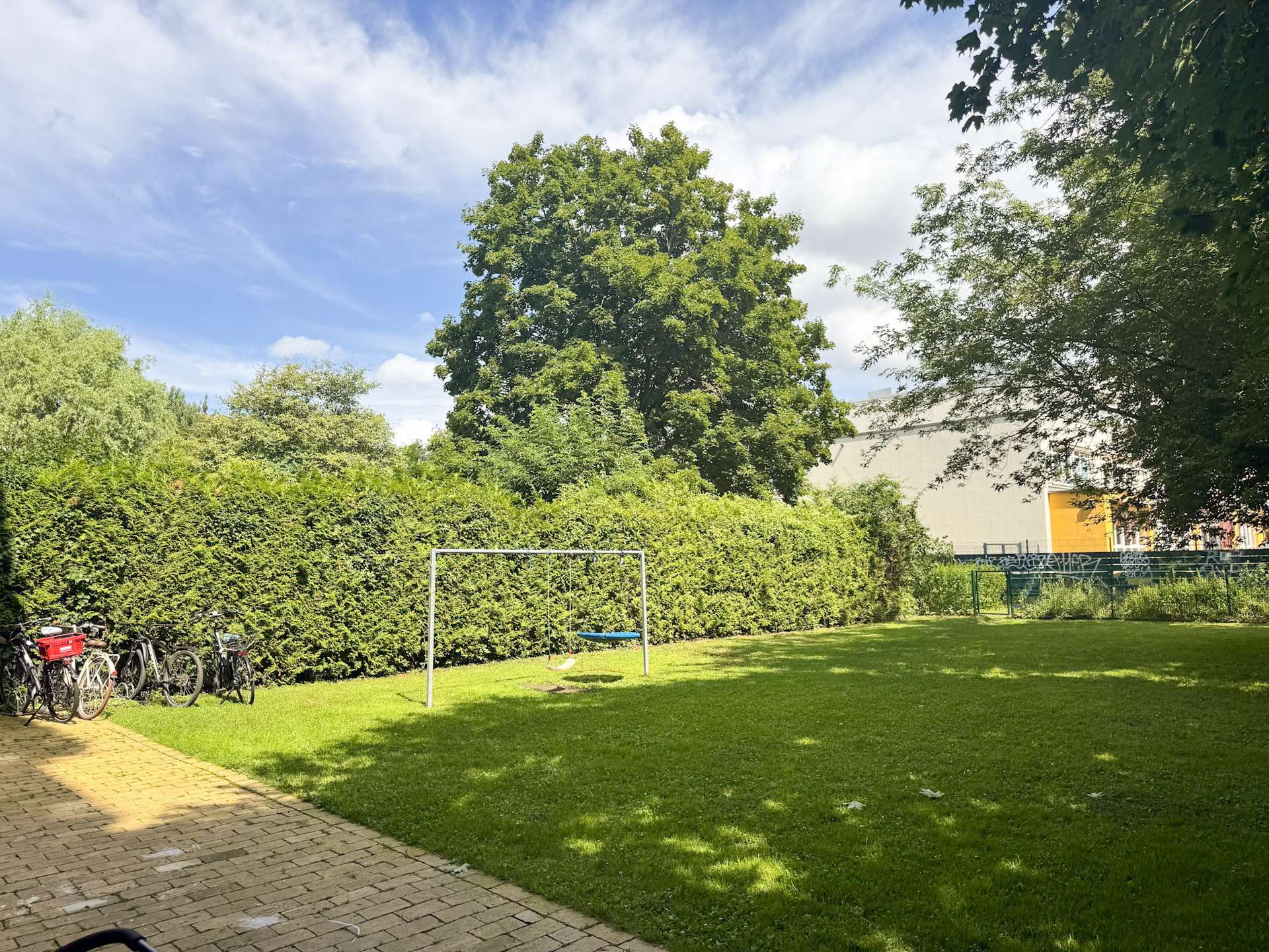 Großer, grüner Innenhof