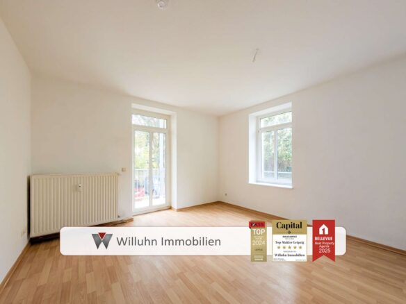 offenes Wohnzimmer mit Balkonzugang