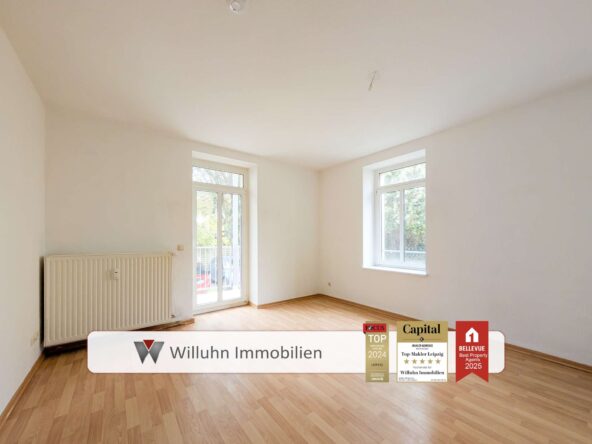 offenes Wohnzimmer mit Balkonzugang