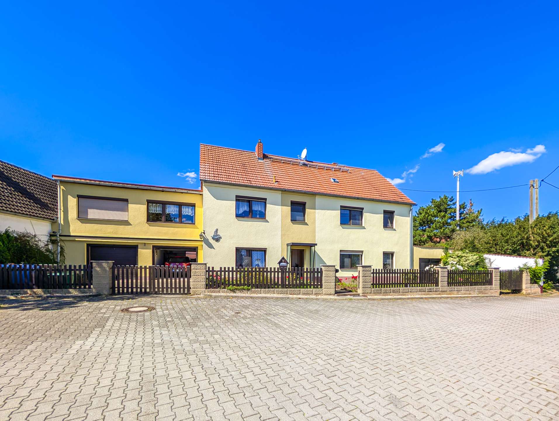 Gesamtansicht Haus+Garagen