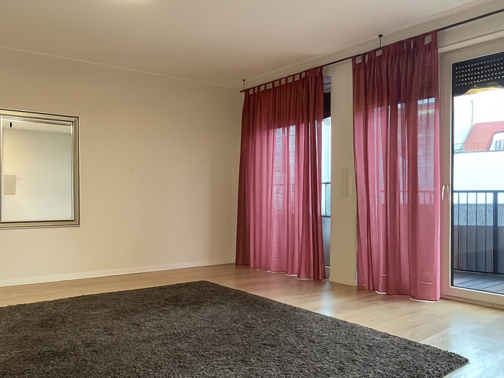 Wohnzimmer mit Balkonzugang (ohne Möbel)