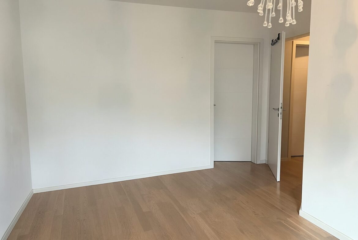 Schlafzimmer mit Zugang zum  Badezimmer