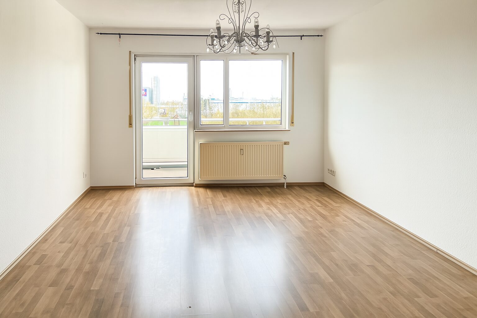 Wohnzimmer mit Balkonzugang (digital entrümpelt)