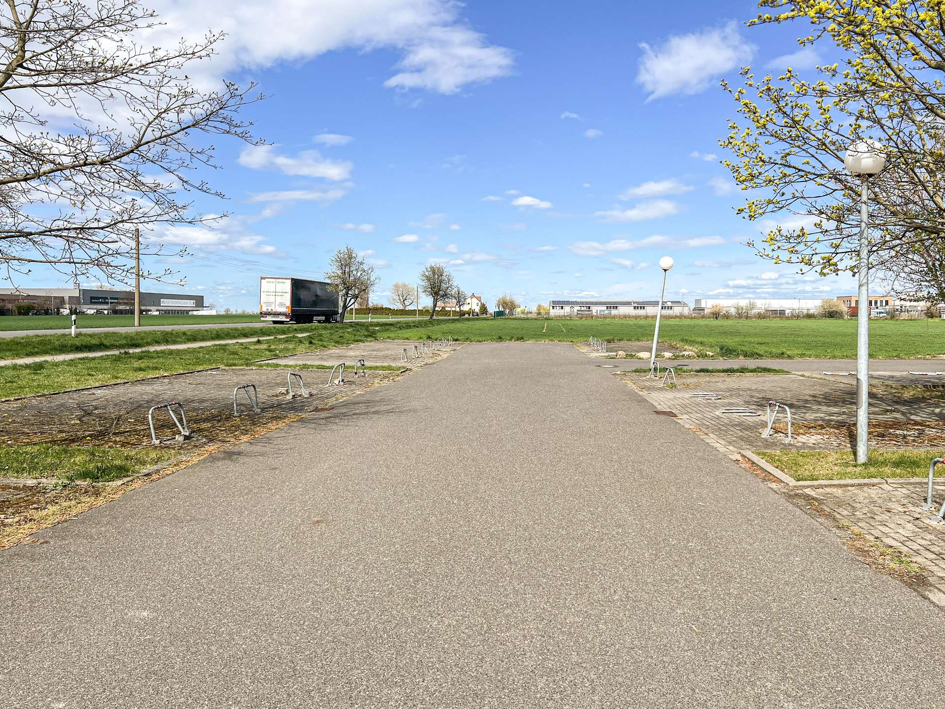 Blick auf die Außenstellplätze