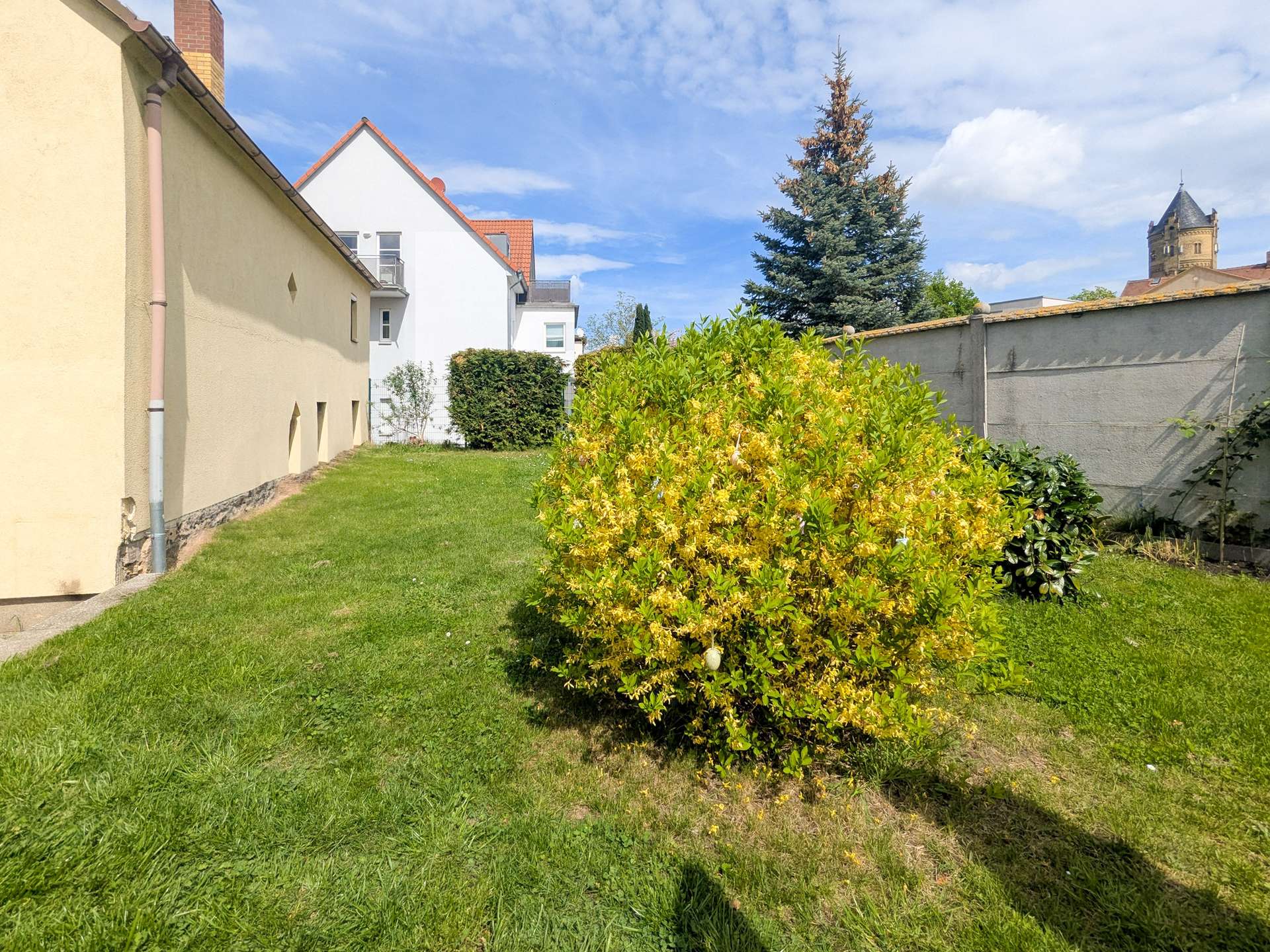 Hausansicht mit Garten