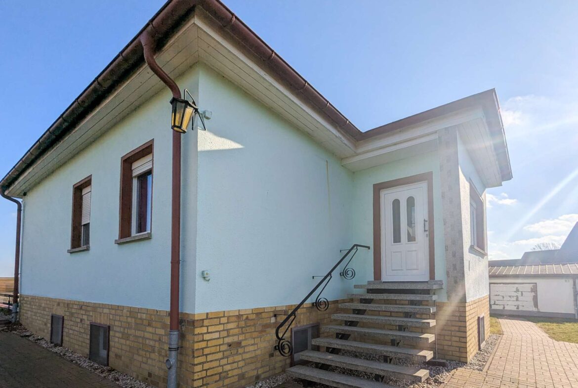 Seitenansicht mit Haupteingang