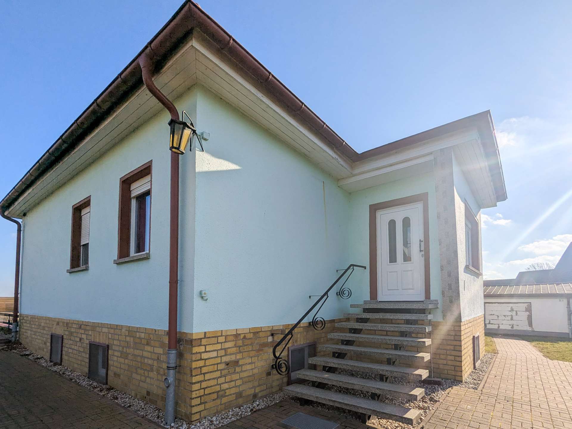 Seitenansicht mit Haupteingang