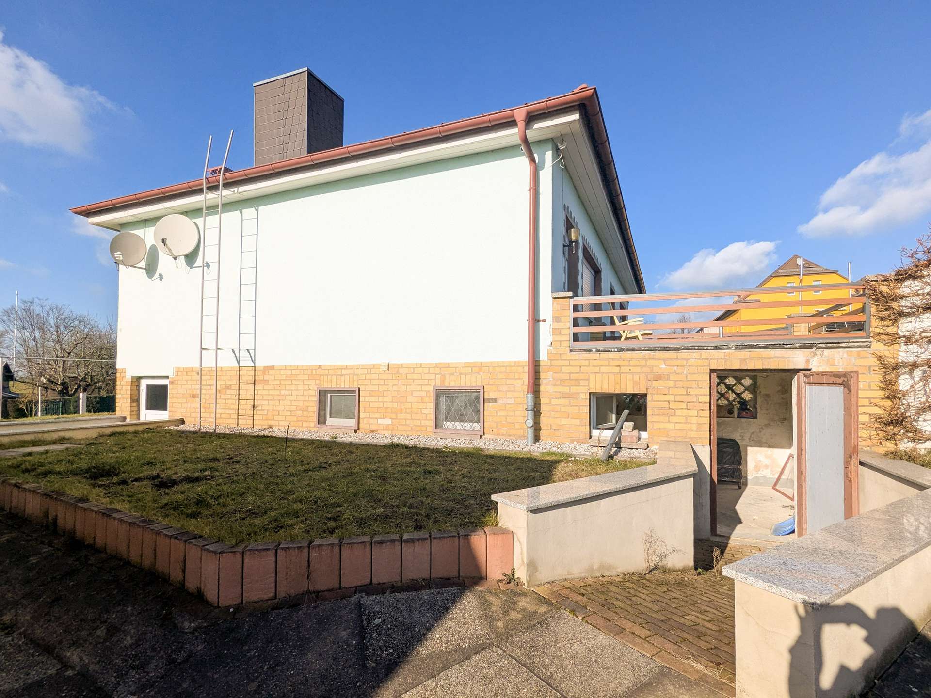 Seitenansicht mit Nebeneingang