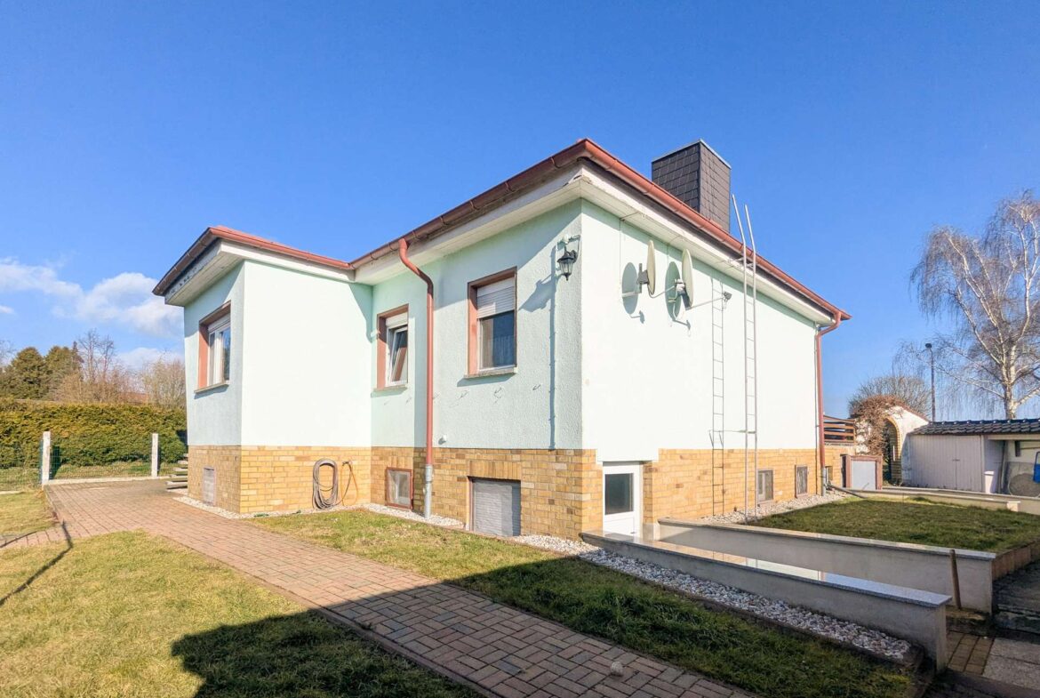 Rückansicht mit Weg