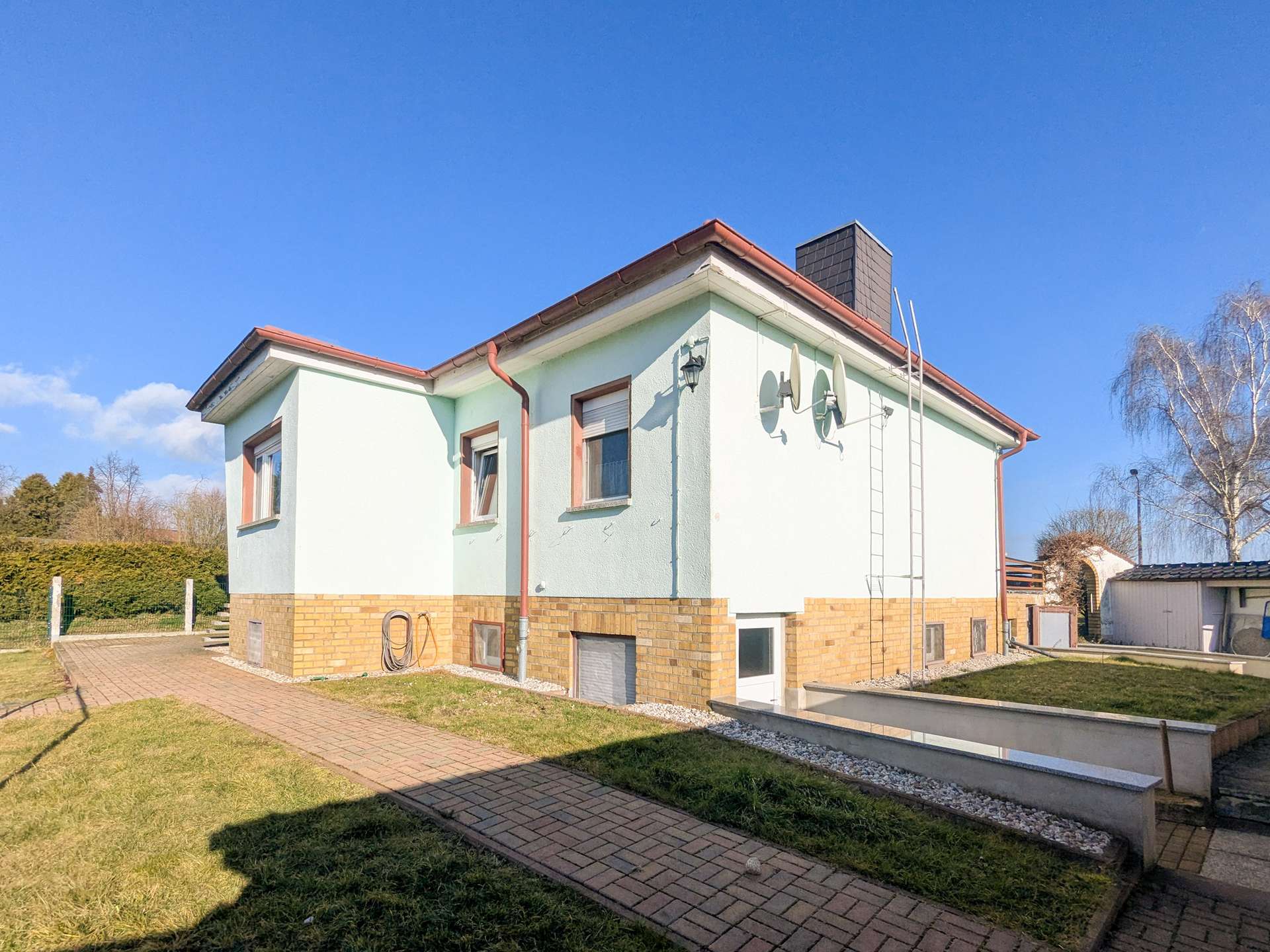 Rückansicht mit Weg