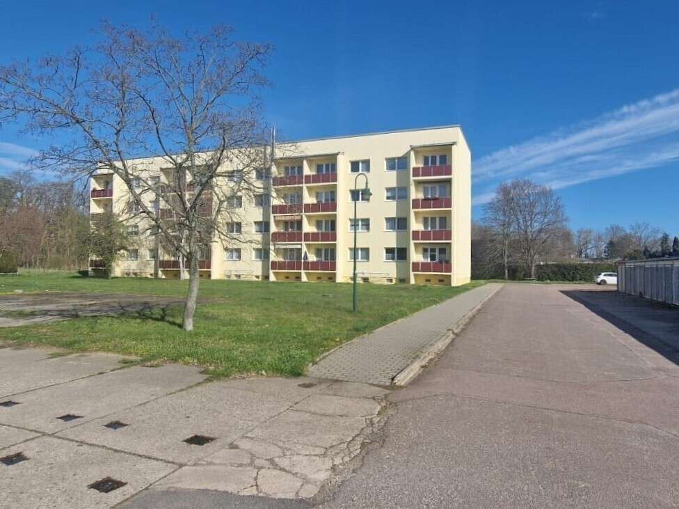 Einfahrt zum Mehrfamilienhaus