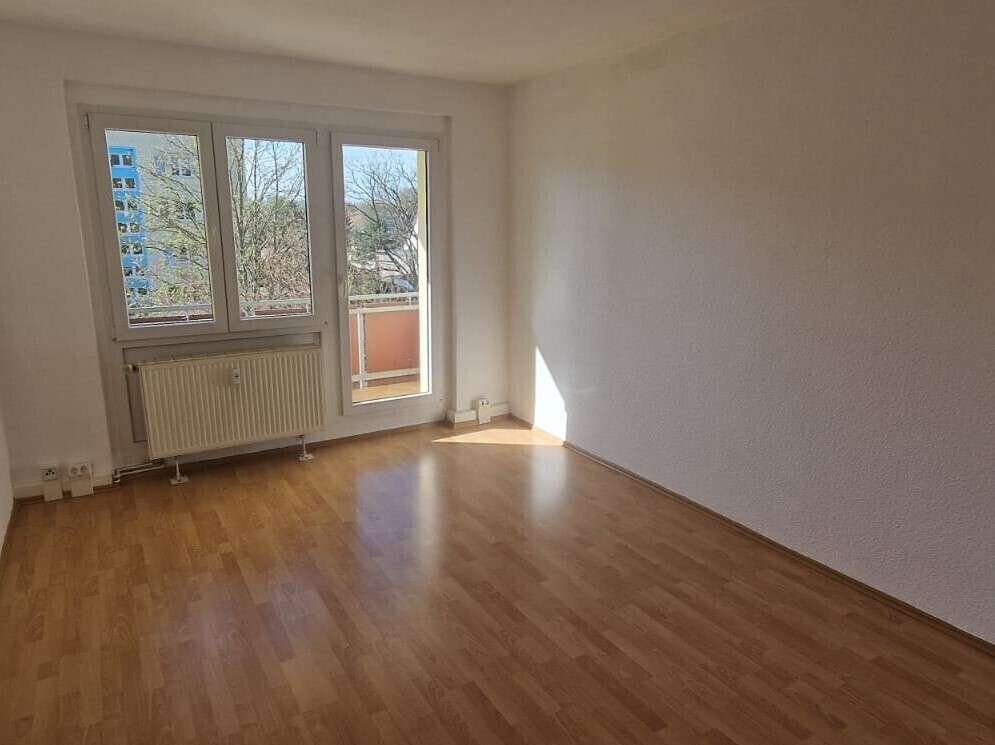Wohnzimmer mit Balkonzugang