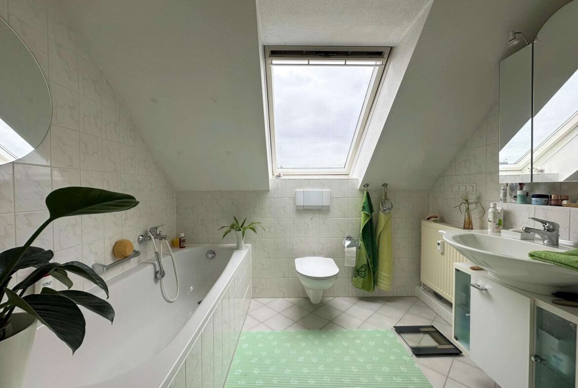 Tageslichtbad mit Wanne und Dusche