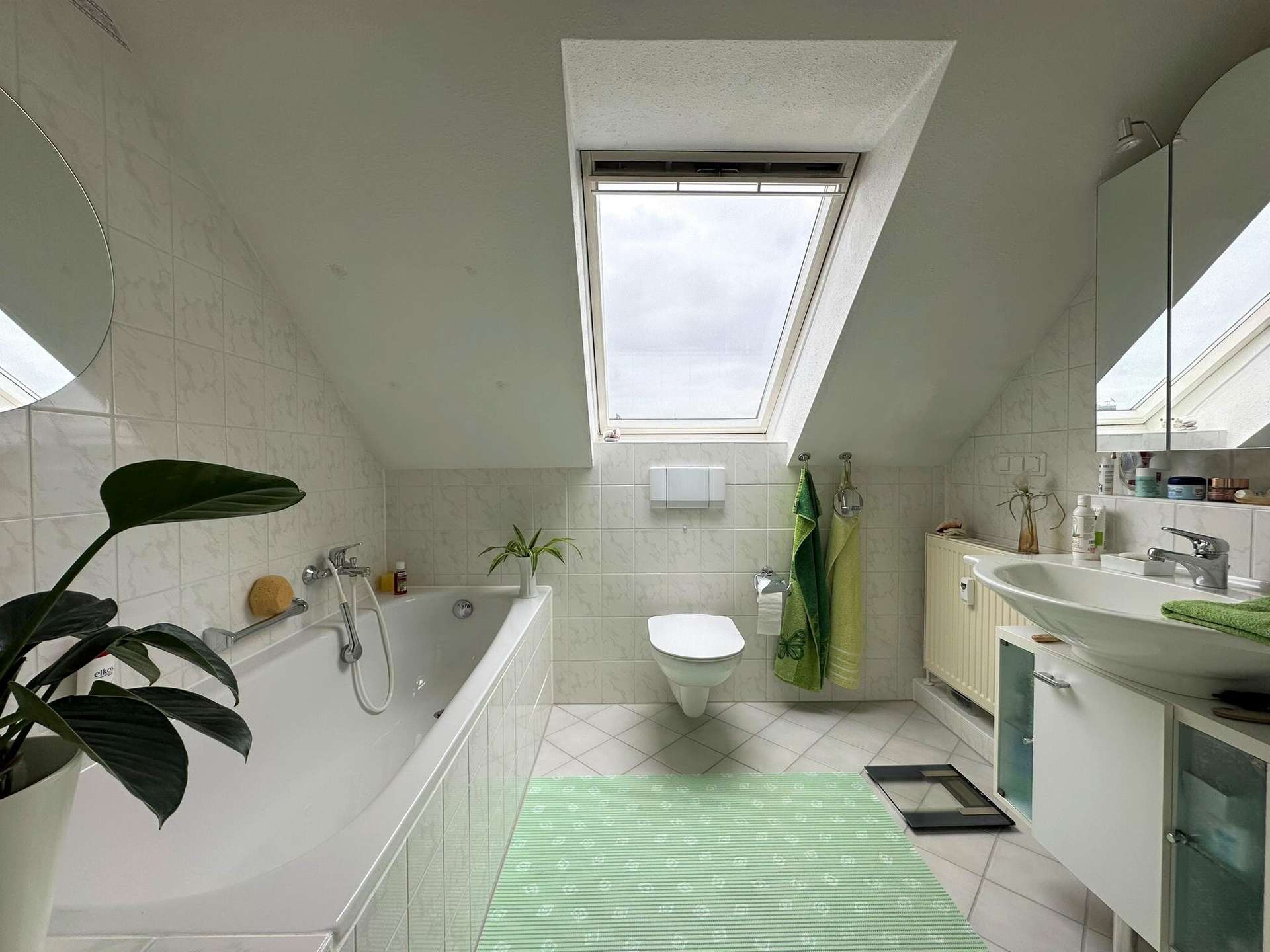 Tageslichtbad mit Wanne und Dusche