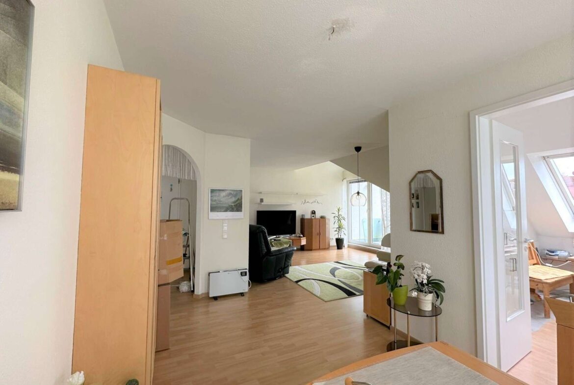 Essplatz im Wohnzimmer und Blick auf die Küche