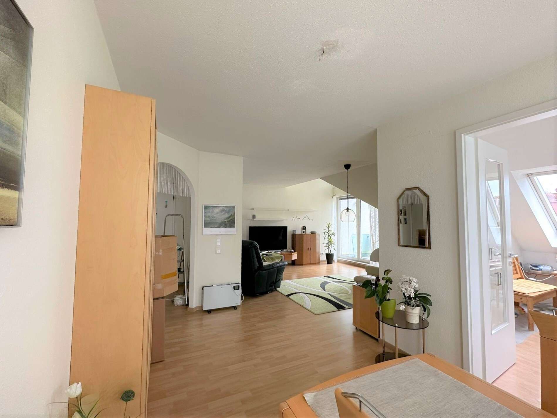 Essplatz im Wohnzimmer und Blick auf die Küche