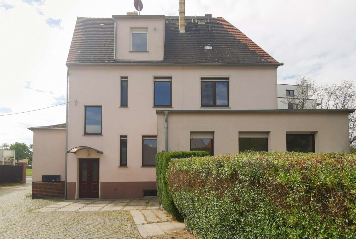 Hausansicht mit Hintereingang